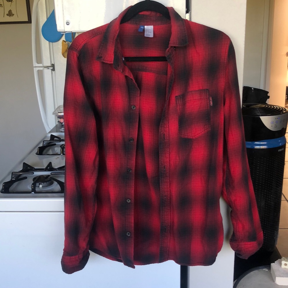 Black and red flannel button up longsleeve shirt